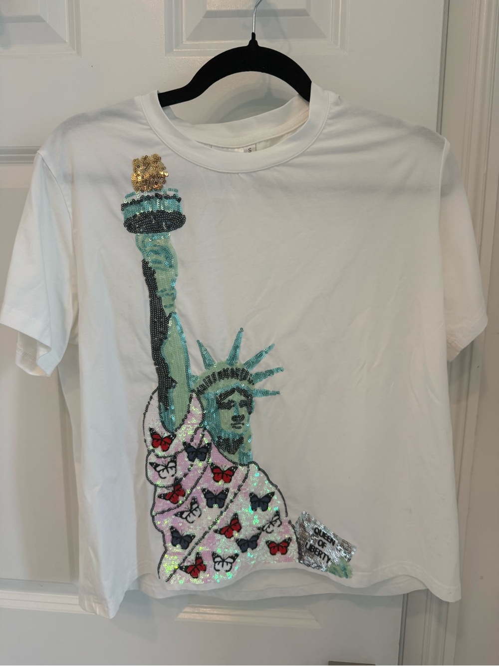 QUEEN OF SPARKLES White Short-Sleeve Tee with Sequin Statue of Liberty